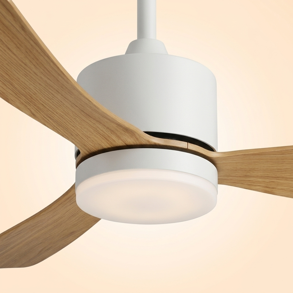 Un ventilador de techo moderno con detalles blancos y aspas de madera.