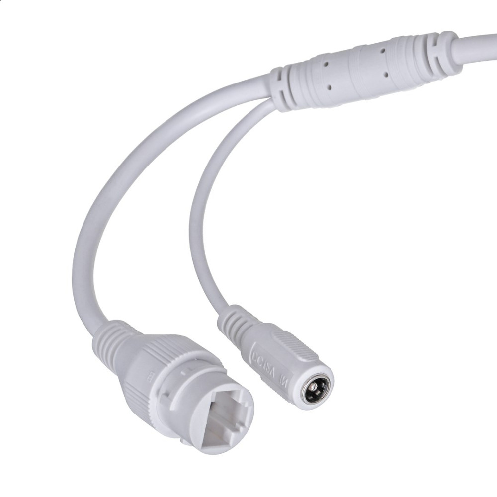 Biały kabel z dwoma złączami: wtyczką RJ45 i złączem zasilania.