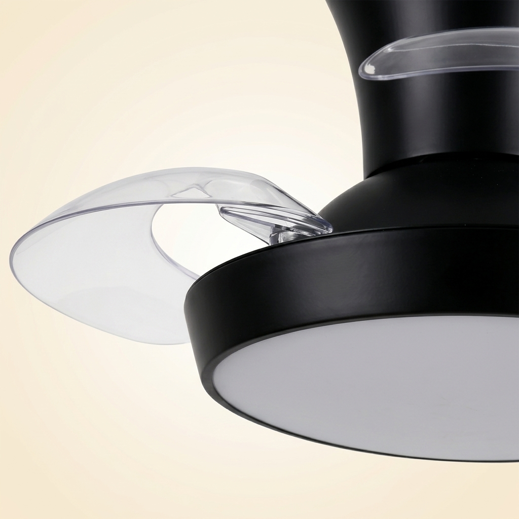 Primer plano de un ventilador de techo negro con aspas transparentes y luz integrada.