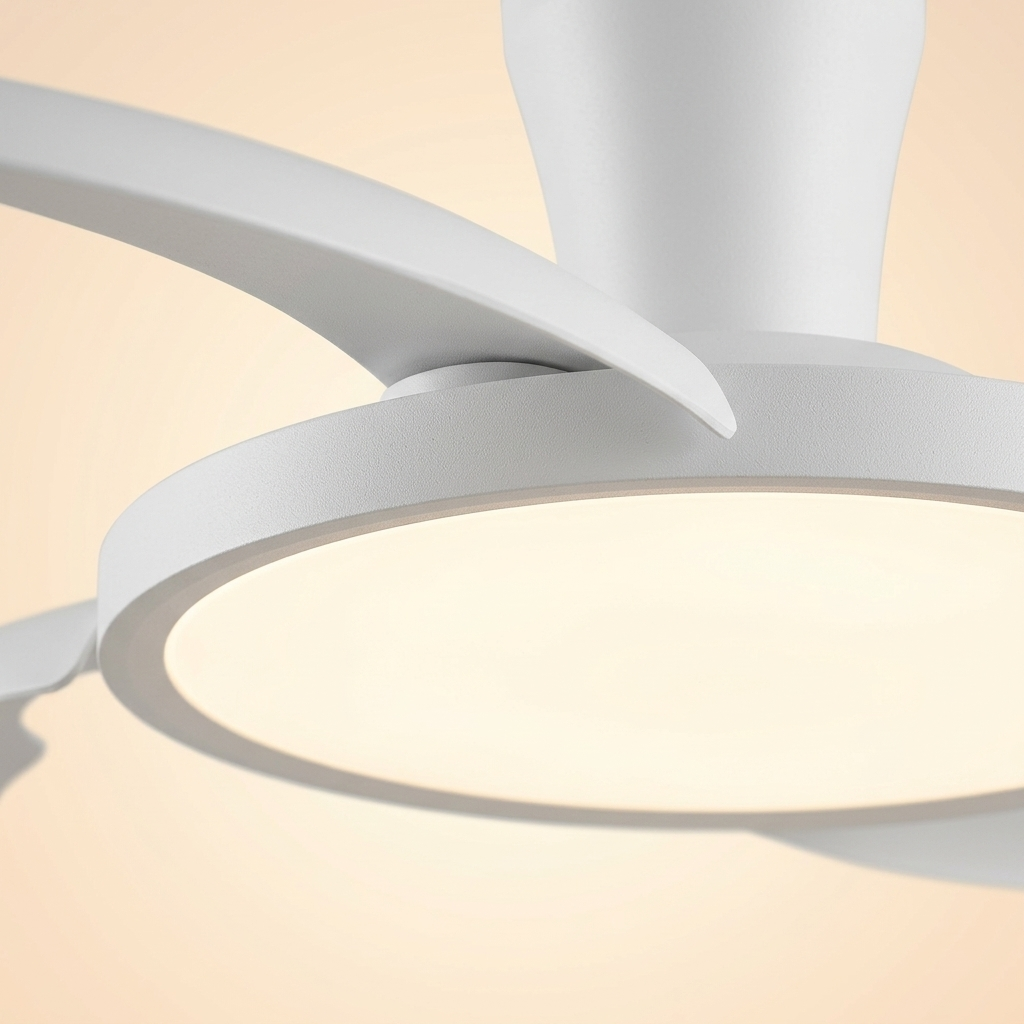Un moderno ventilador de techo blanco con iluminación LED integrada.