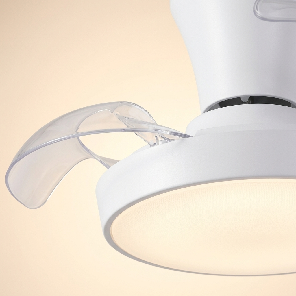 Ventilador de techo blanco con aspas retráctiles transparentes y luz integrada.