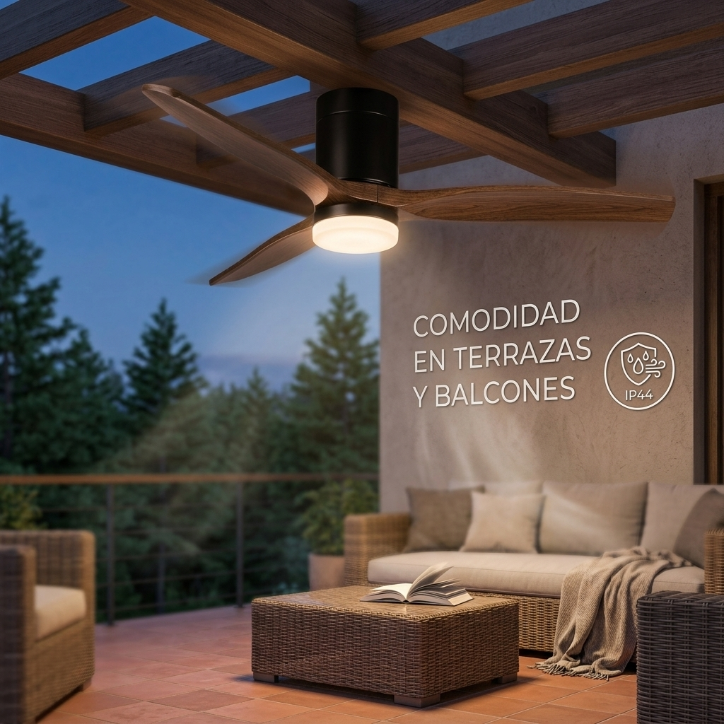 Un ventilador de techo con luz sobre un salón en una terraza al anochecer.