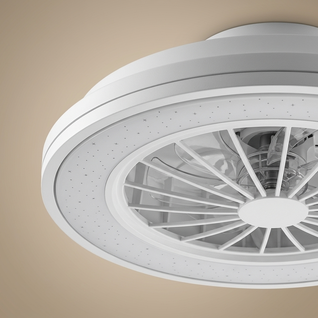 Moderna lámpara de ventilador de techo blanca con patrón de estrellas en el anillo y aspas transparentes.