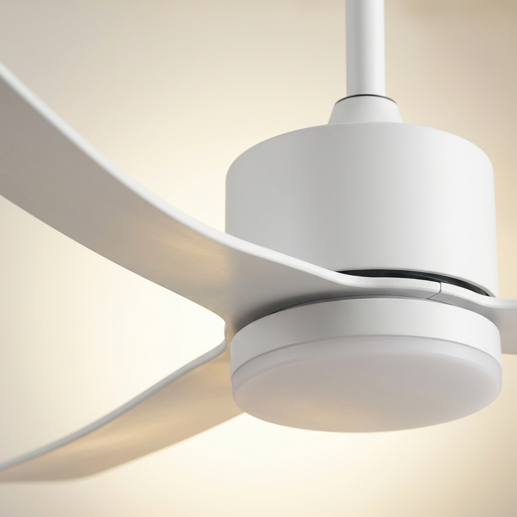 Un ventilador de techo blanco con tres aspas y luz integrada.