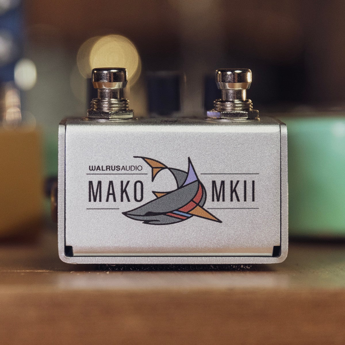 Silver guitar effects pedal with shark logo and 'MAKO MKII' text.