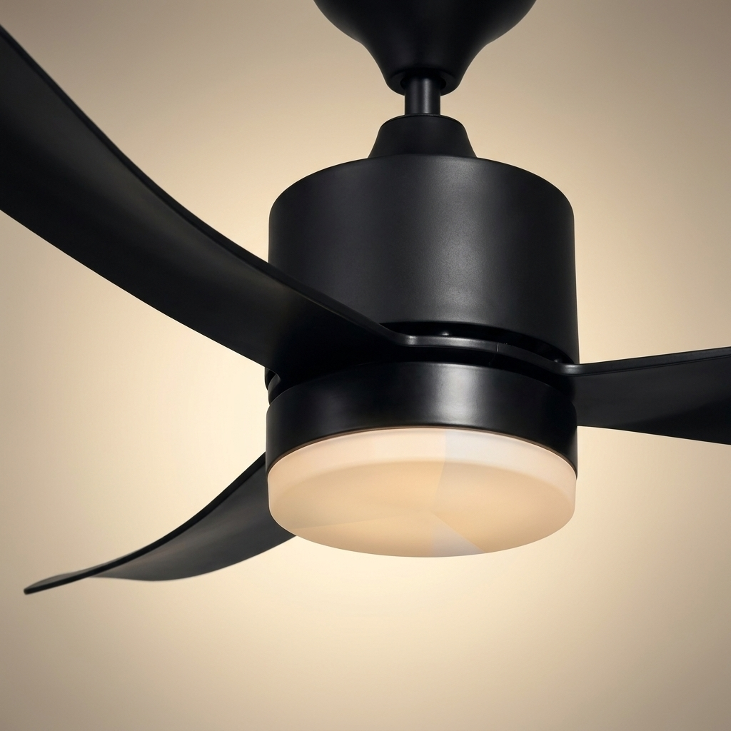 Primer plano de un ventilador de techo moderno negro con luz.