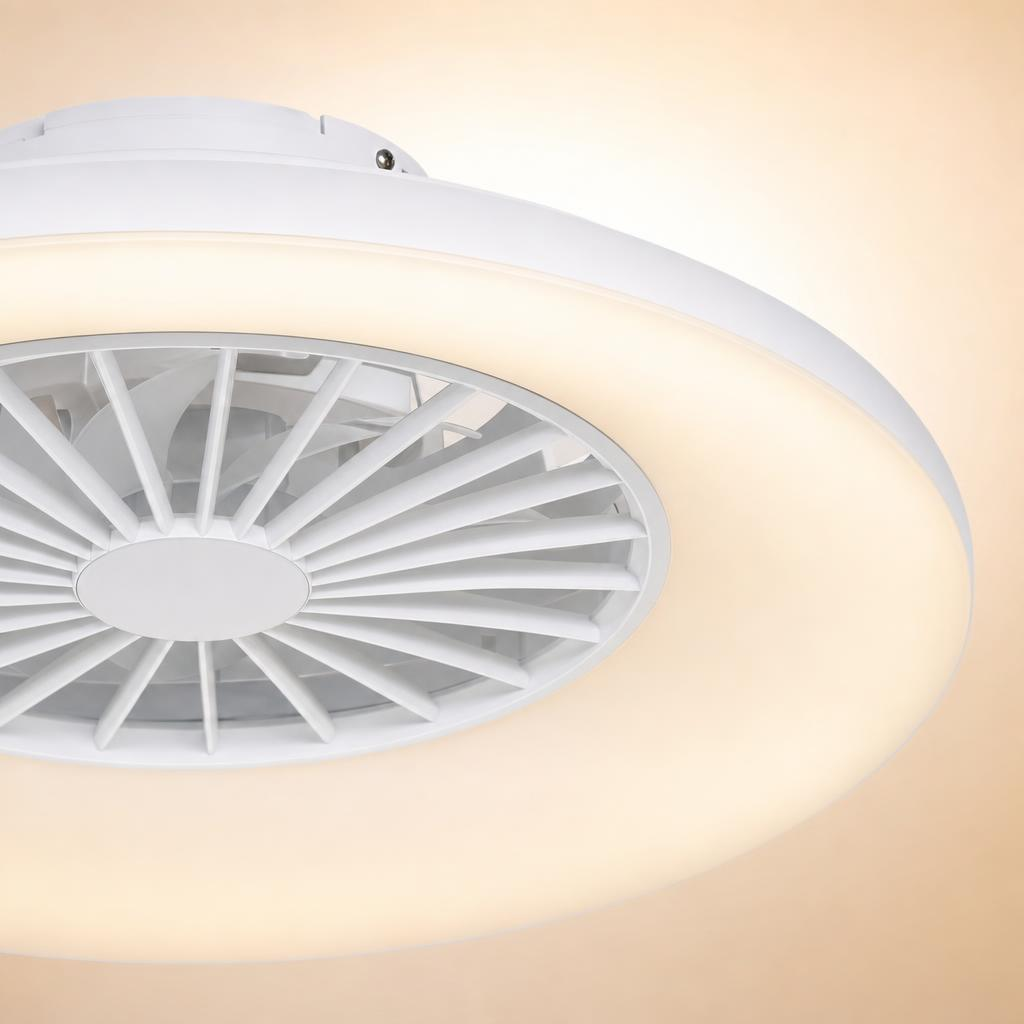 Un ventilador de techo blanco moderno con iluminación LED.