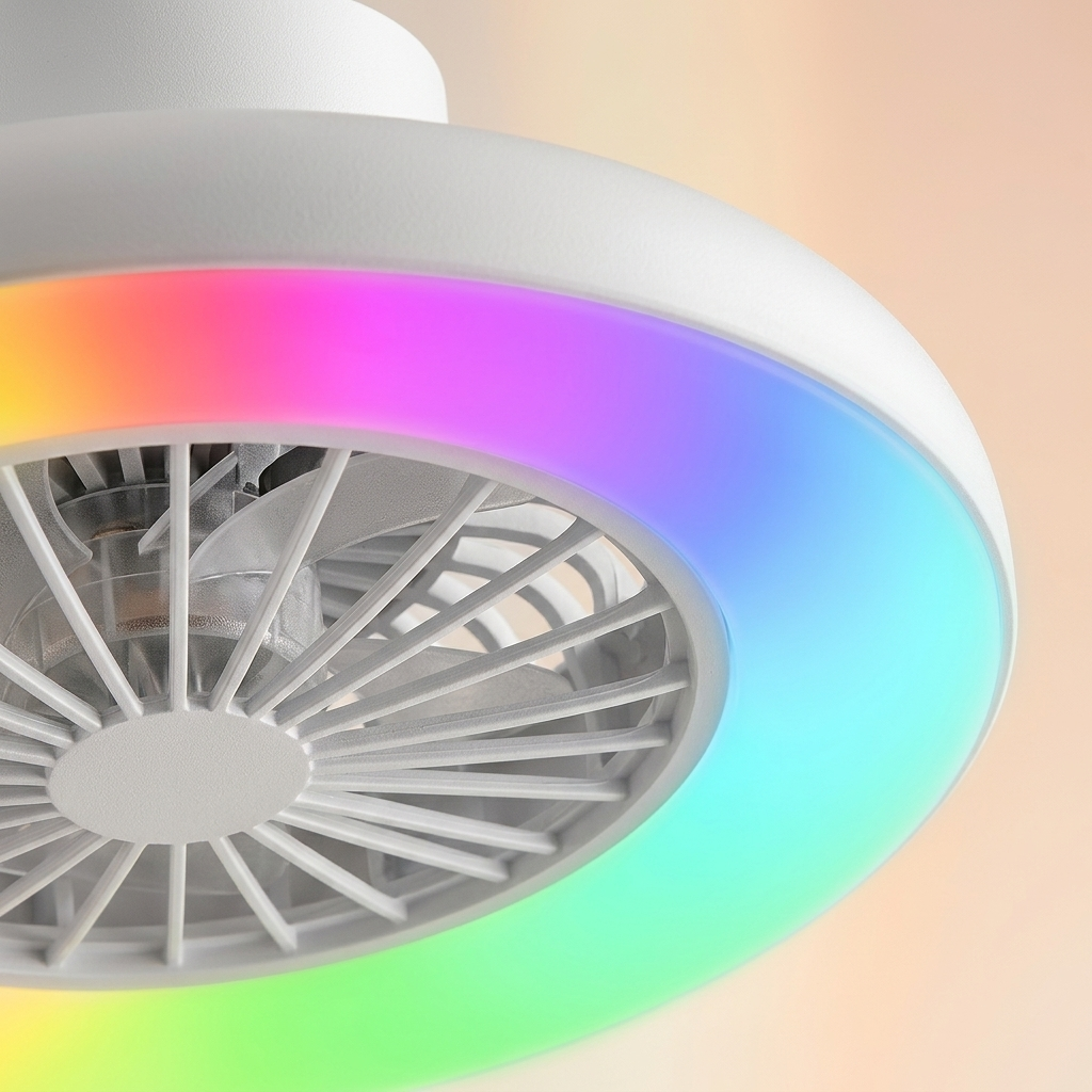 Un ventilador de techo blanco con iluminación RGB y aspas visibles.