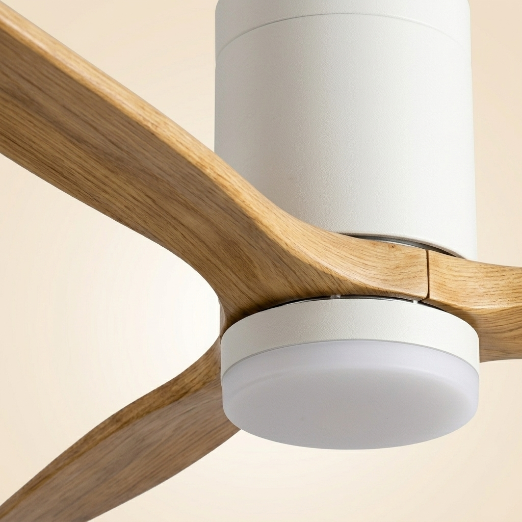 Un ventilador de techo con aspas de madera y carcasa blanca.