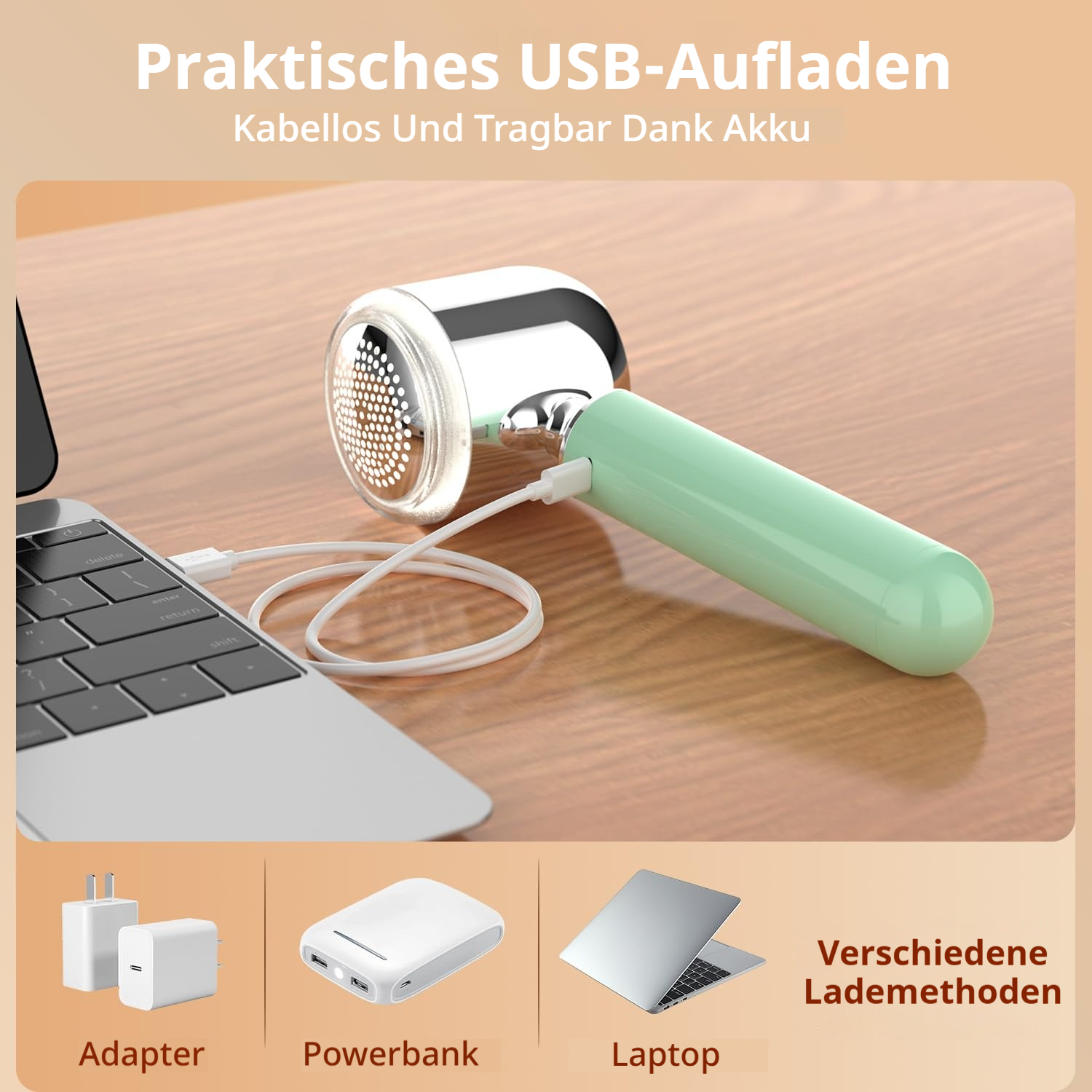 Ein Fusselentferner wird an einem Laptop aufgeladen, daneben sind Adapter, Powerbank und Laptop.