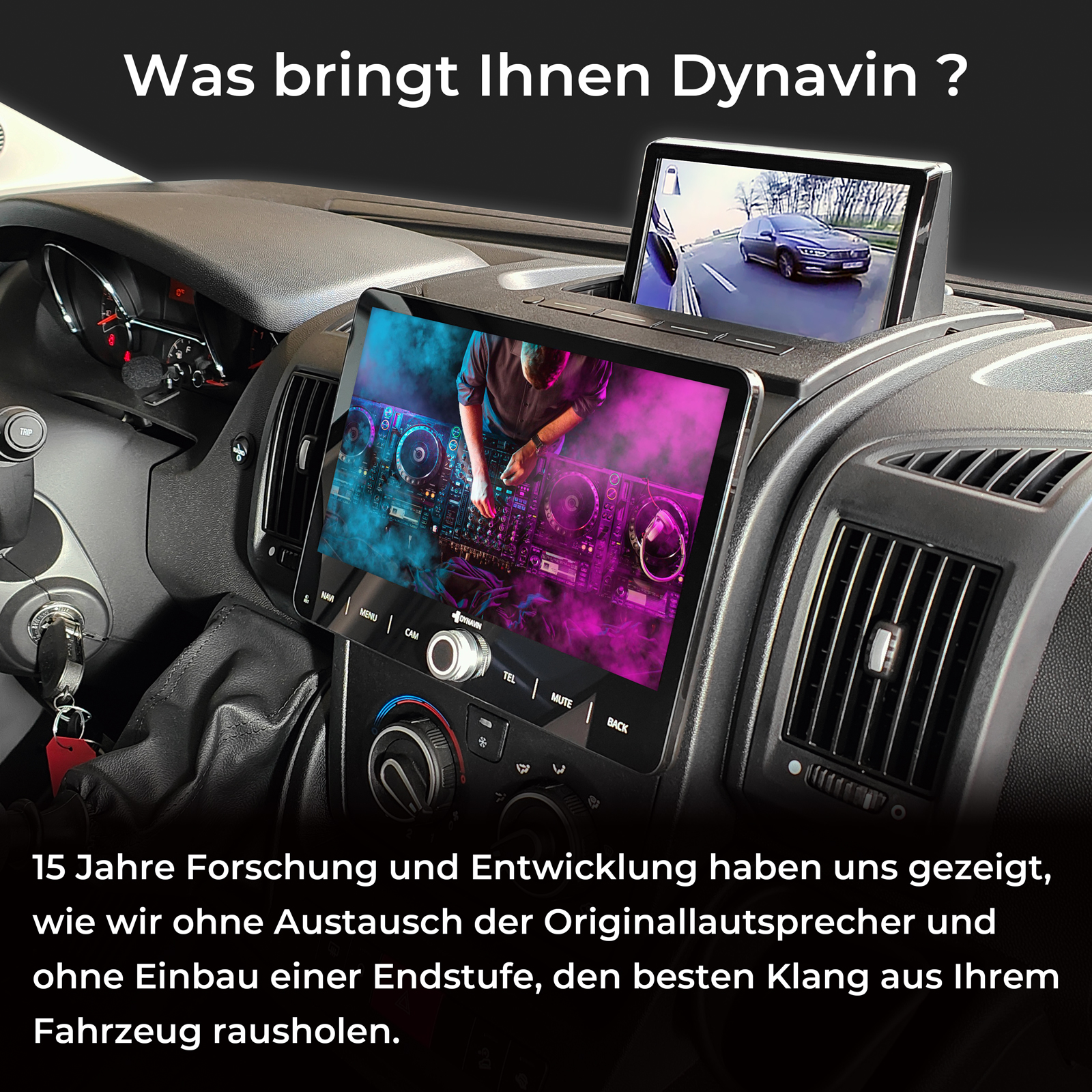 Armaturenbrett mit zwei Bildschirmen: ein DJ und eine Rückfahrkamera.