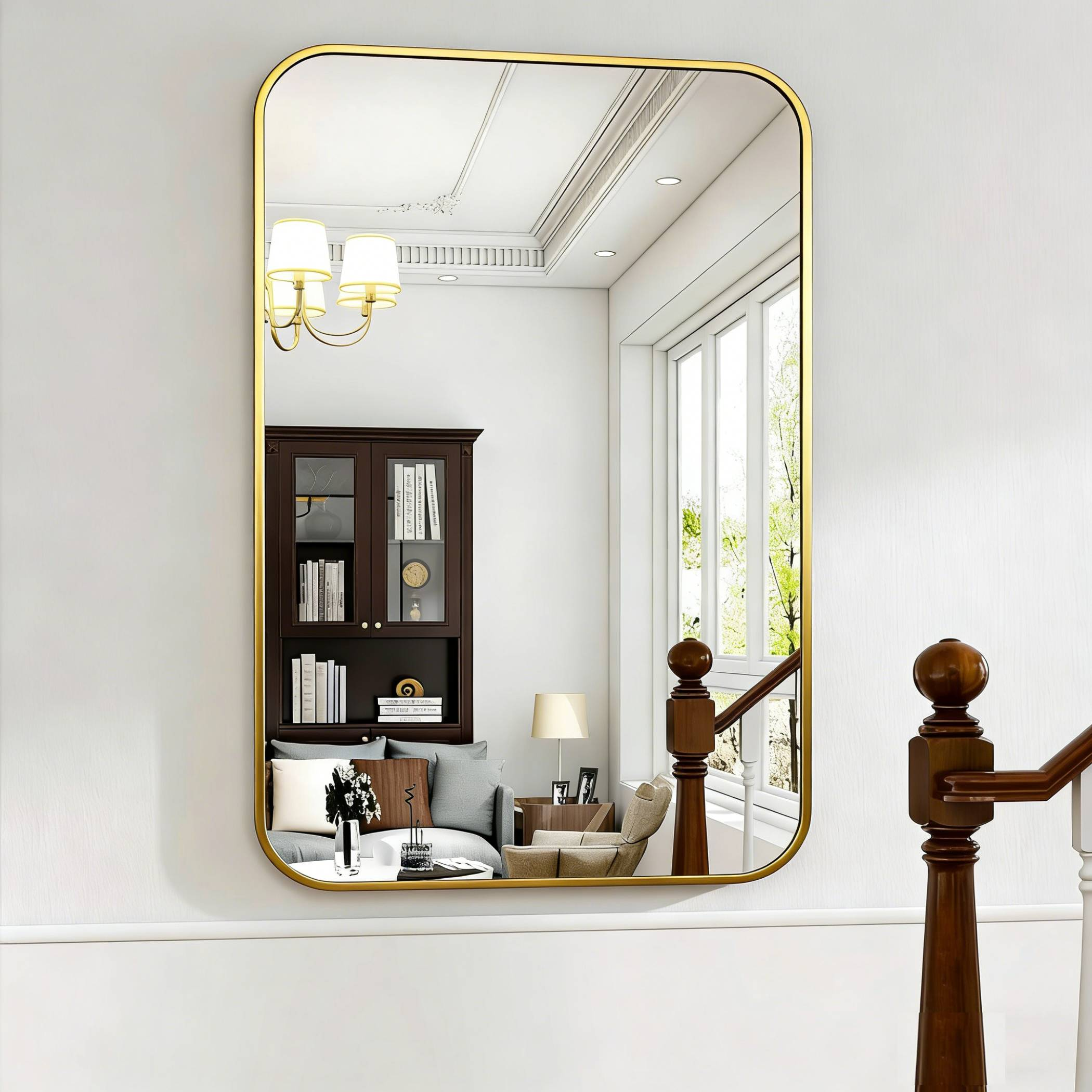 Ein goldgerahmter Spiegel spiegelt ein Wohnzimmer mit Bücherregal, Sofa und Sessel wider.