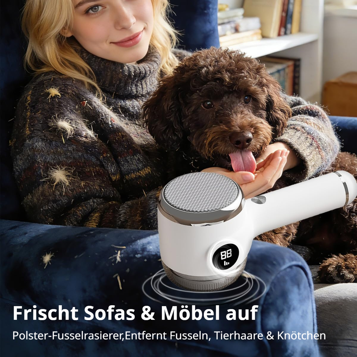 Frau mit Hund hält Fusselrasierer auf Sofas. Heimtextilien werden aufgefrischt.