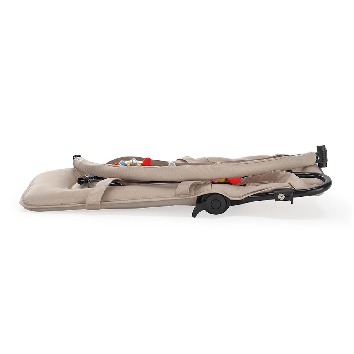 Ein zusammengeklappter Babyschaukelstuhl in Beige mit Spielzeug.