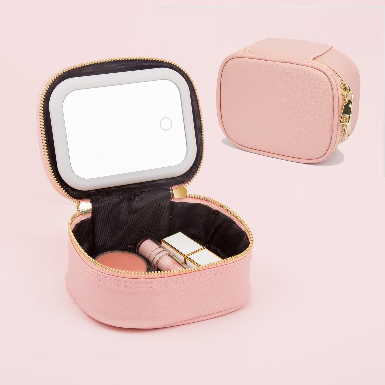 Eine offene rosafarbene Kosmetiktasche mit Spiegel und Lippenstift.