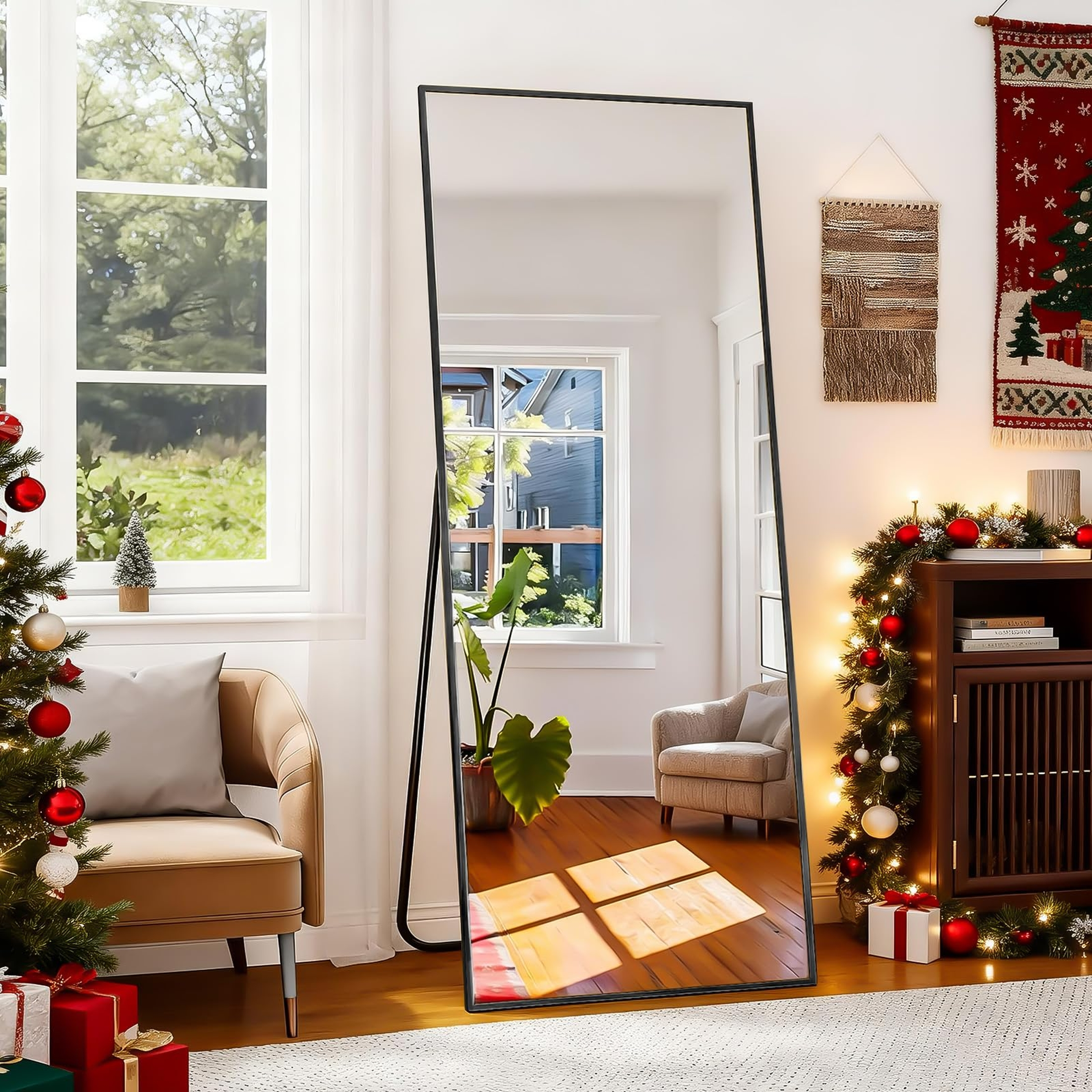 Großer Spiegel neben einem Weihnachtsbaum mit Geschenken und Lichtern.