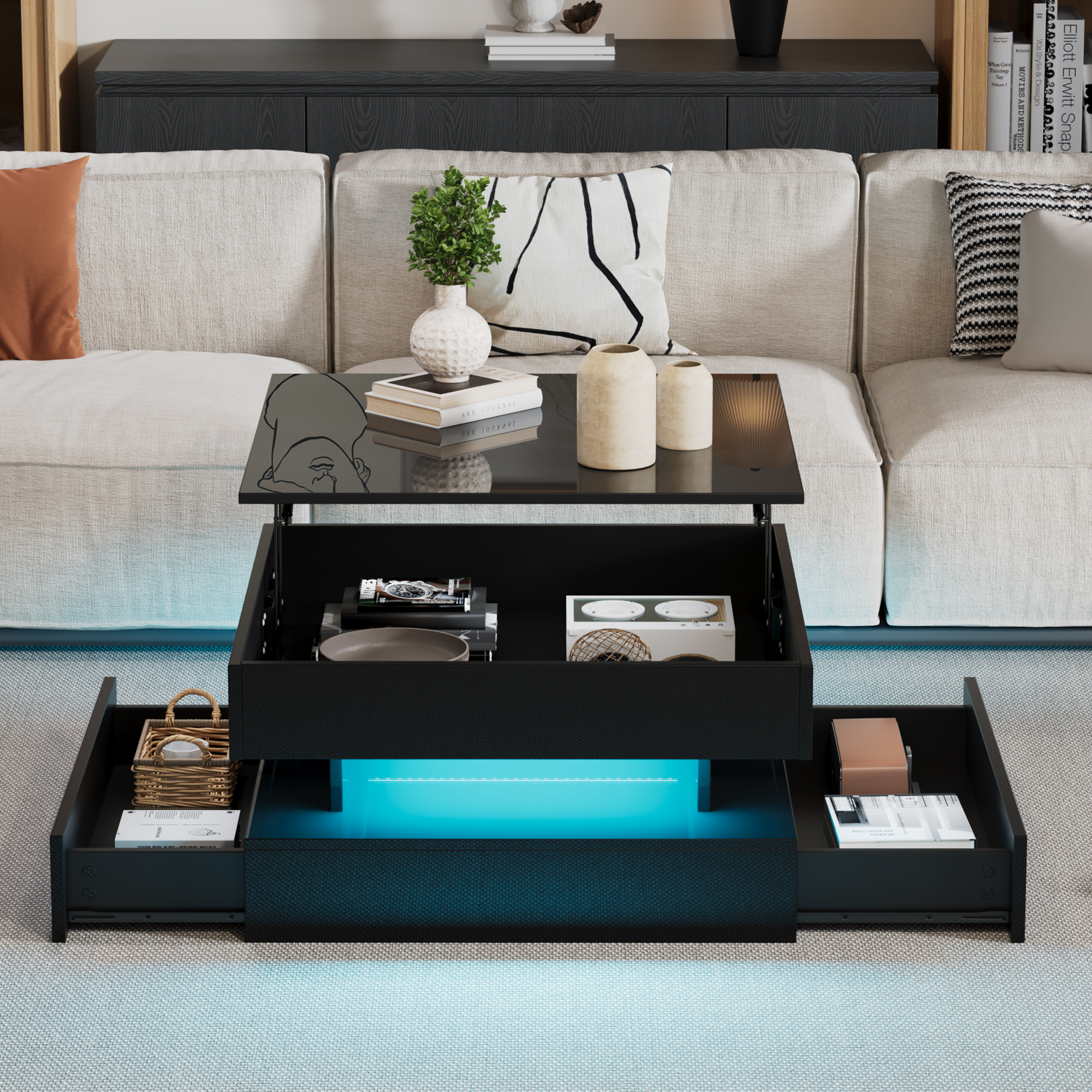 Ein schwarzer Couchtisch mit ausziehbarem Fach und blauer Beleuchtung steht vor einem Sofa.