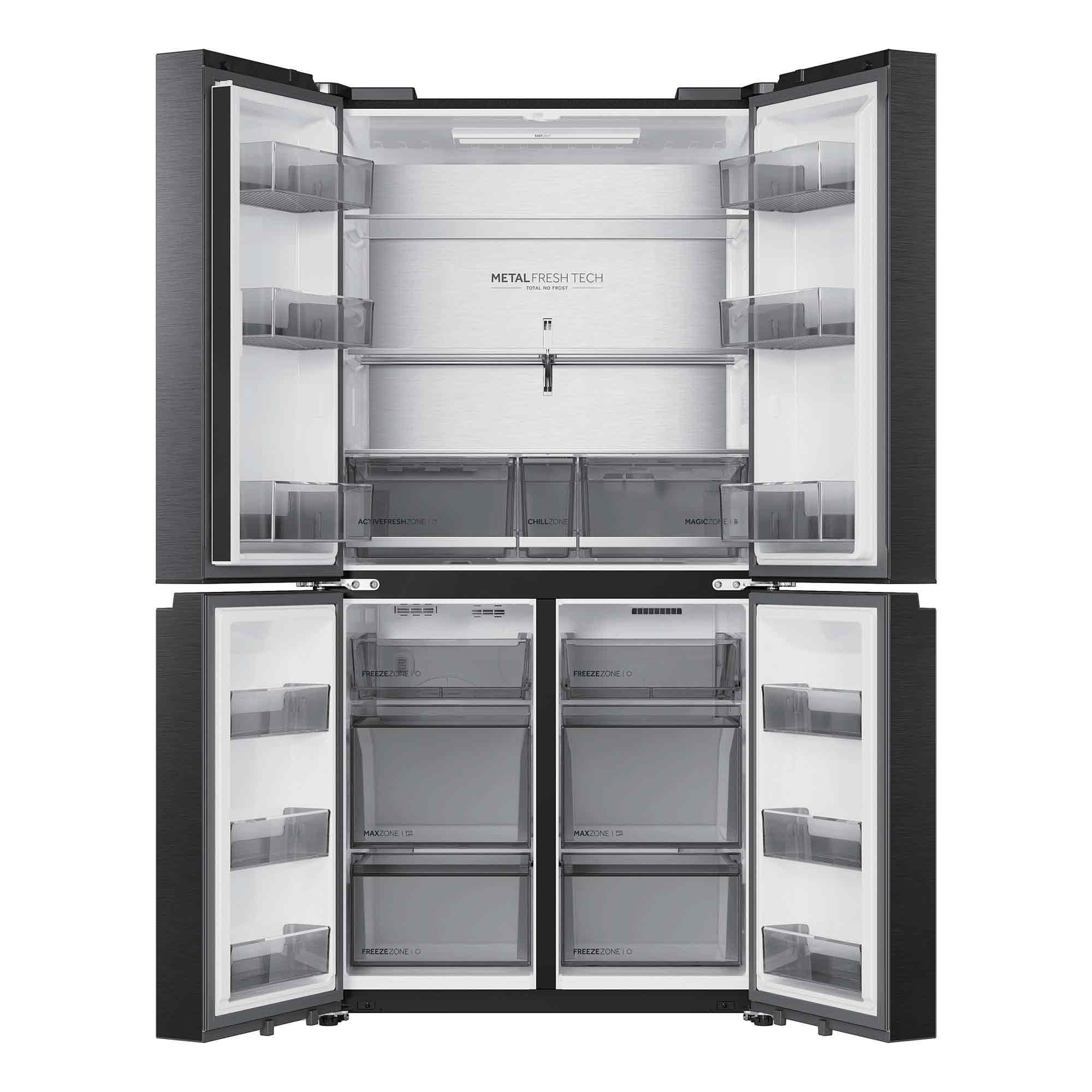 Un refrigerador moderno negro de cuatro puertas abierto con cajones y estantes transparentes.