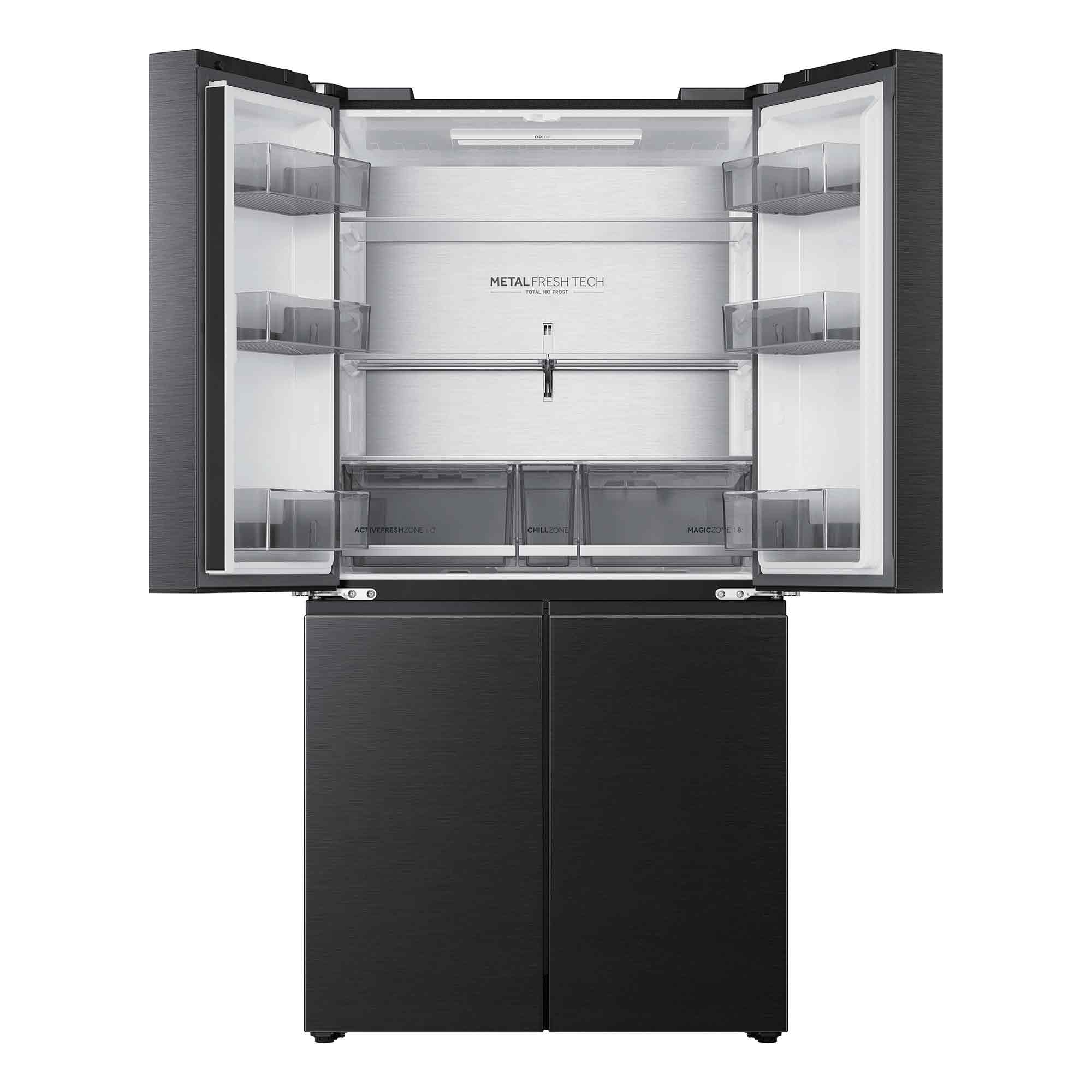 Refrigerador negro de cuatro puertas, puertas superiores abiertas mostrando estantes.