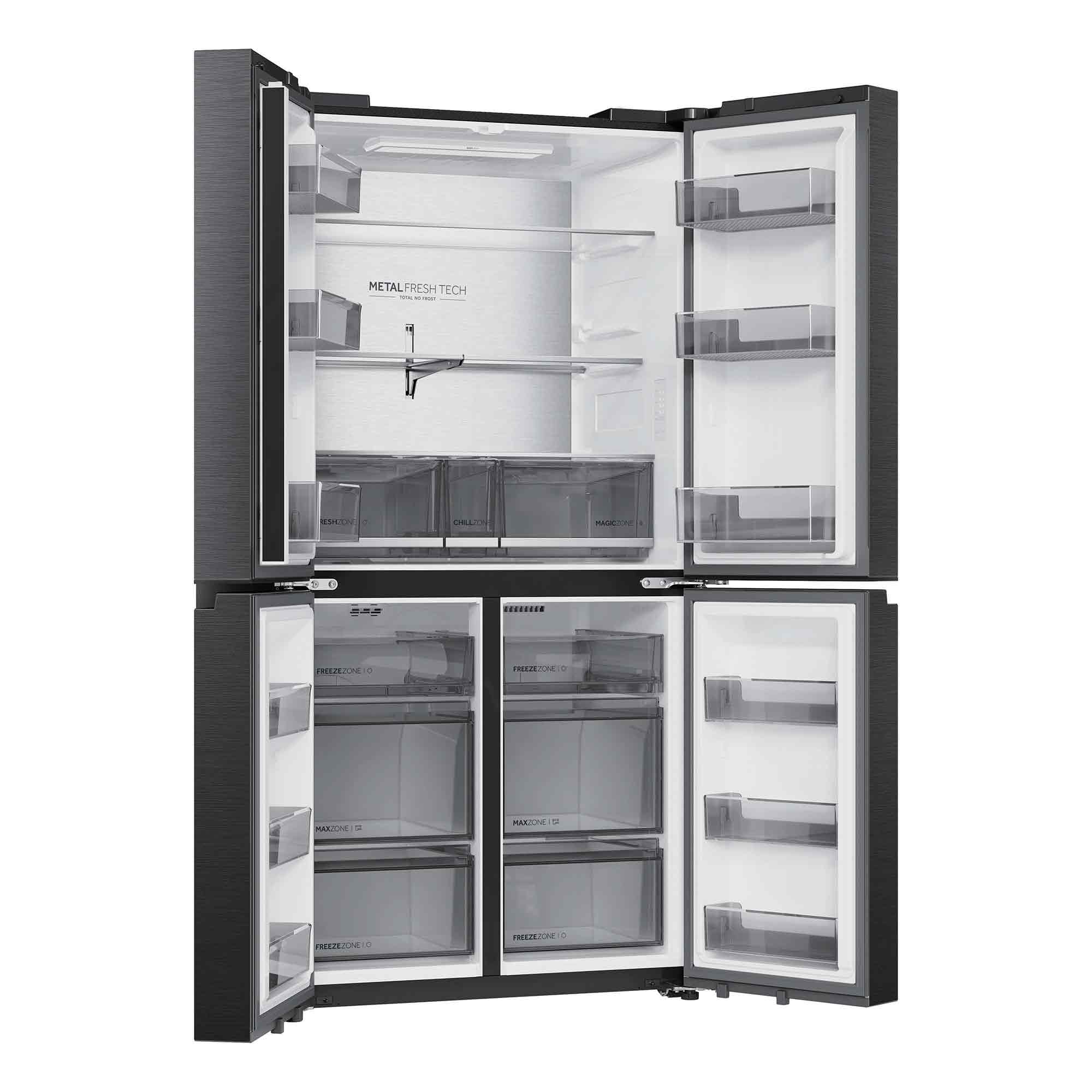 Refrigerador negro con puertas abiertas, vacío por dentro. Con múltiples compartimentos.