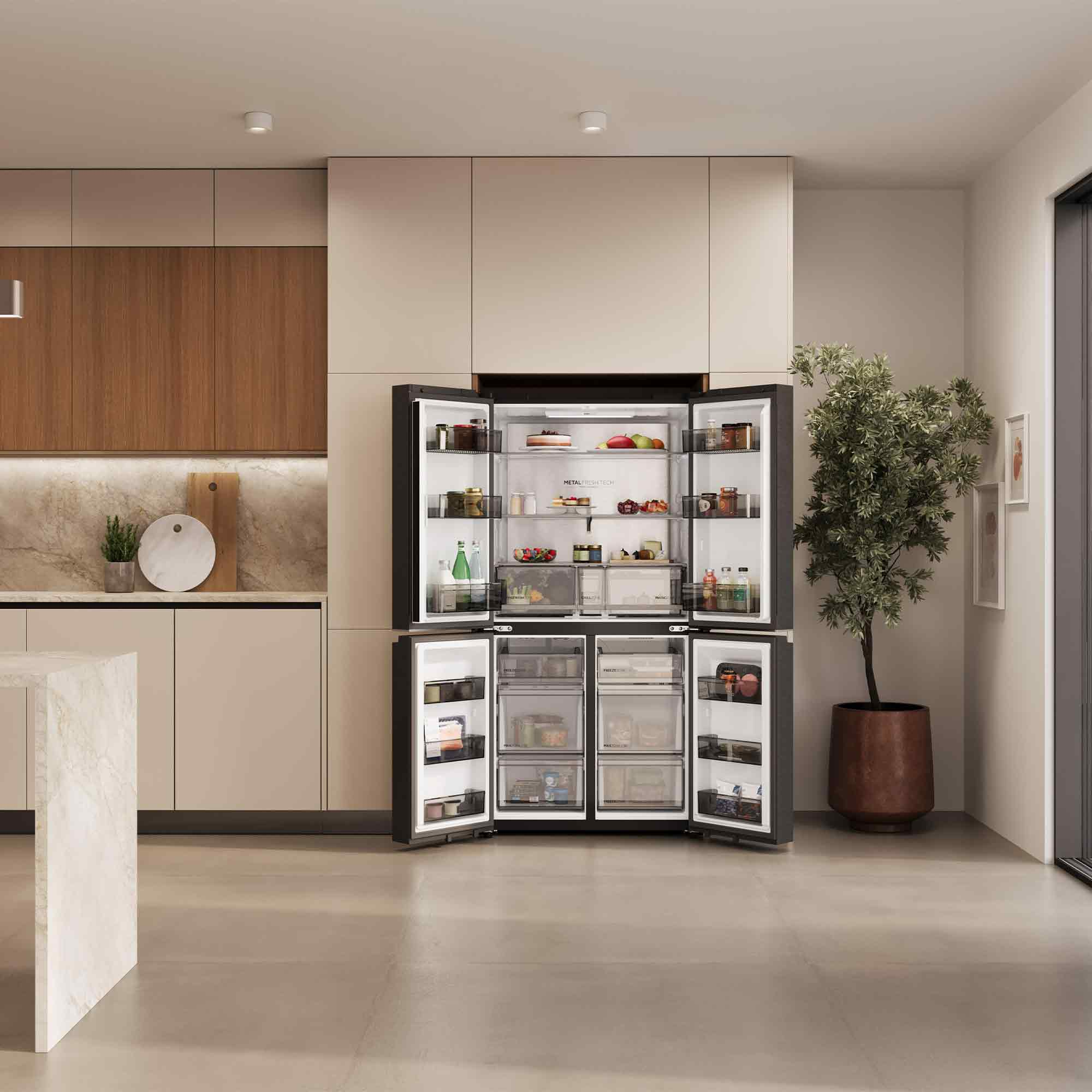 Refrigerador abierto con comida y una planta verde al lado.