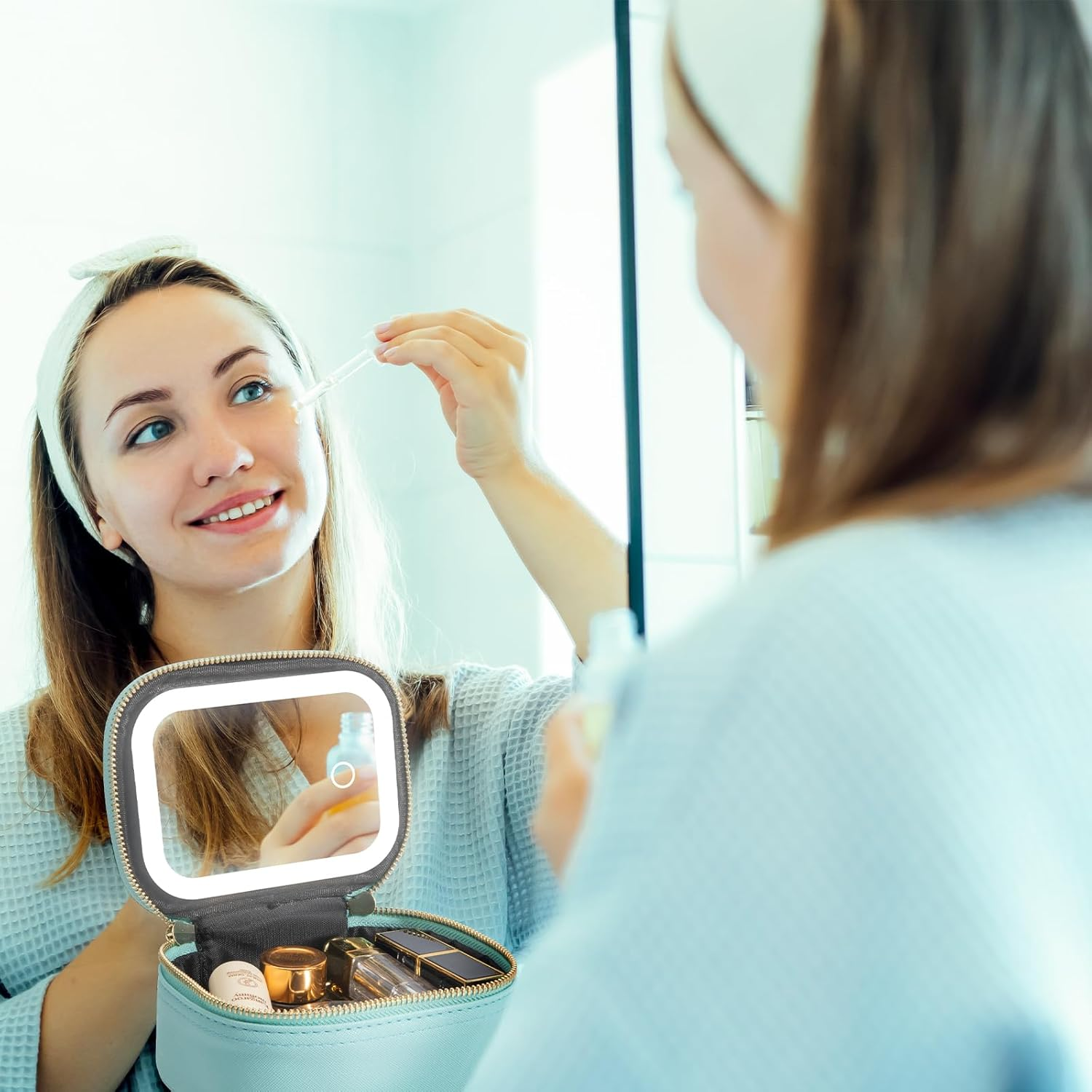 Eine Frau trägt mit einem Pipettenapplikator Serum auf ihr Gesicht auf.