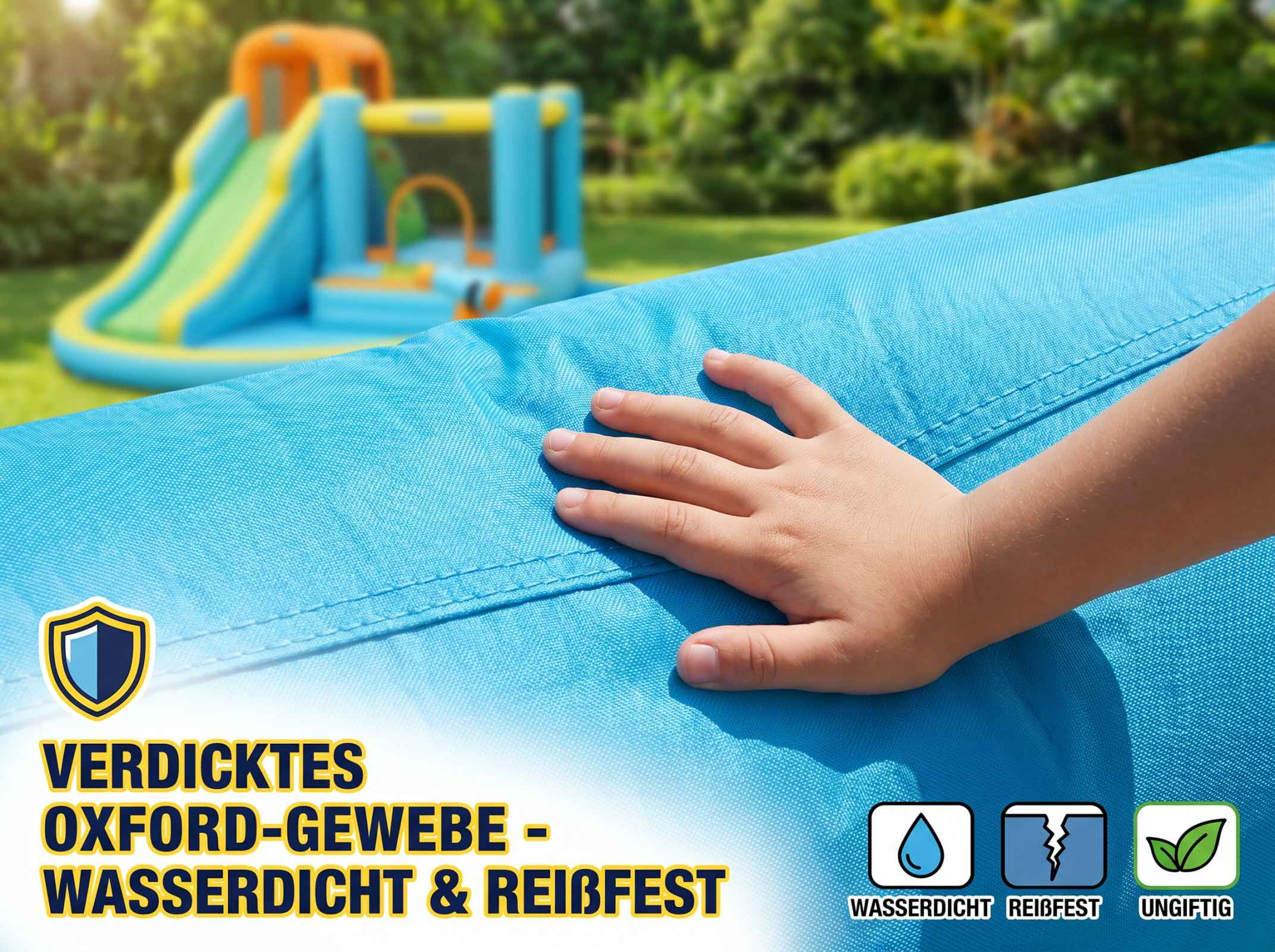 Kindhand auf blauem Stoff vor aufblasbarer Wasserrutsche im Garten.