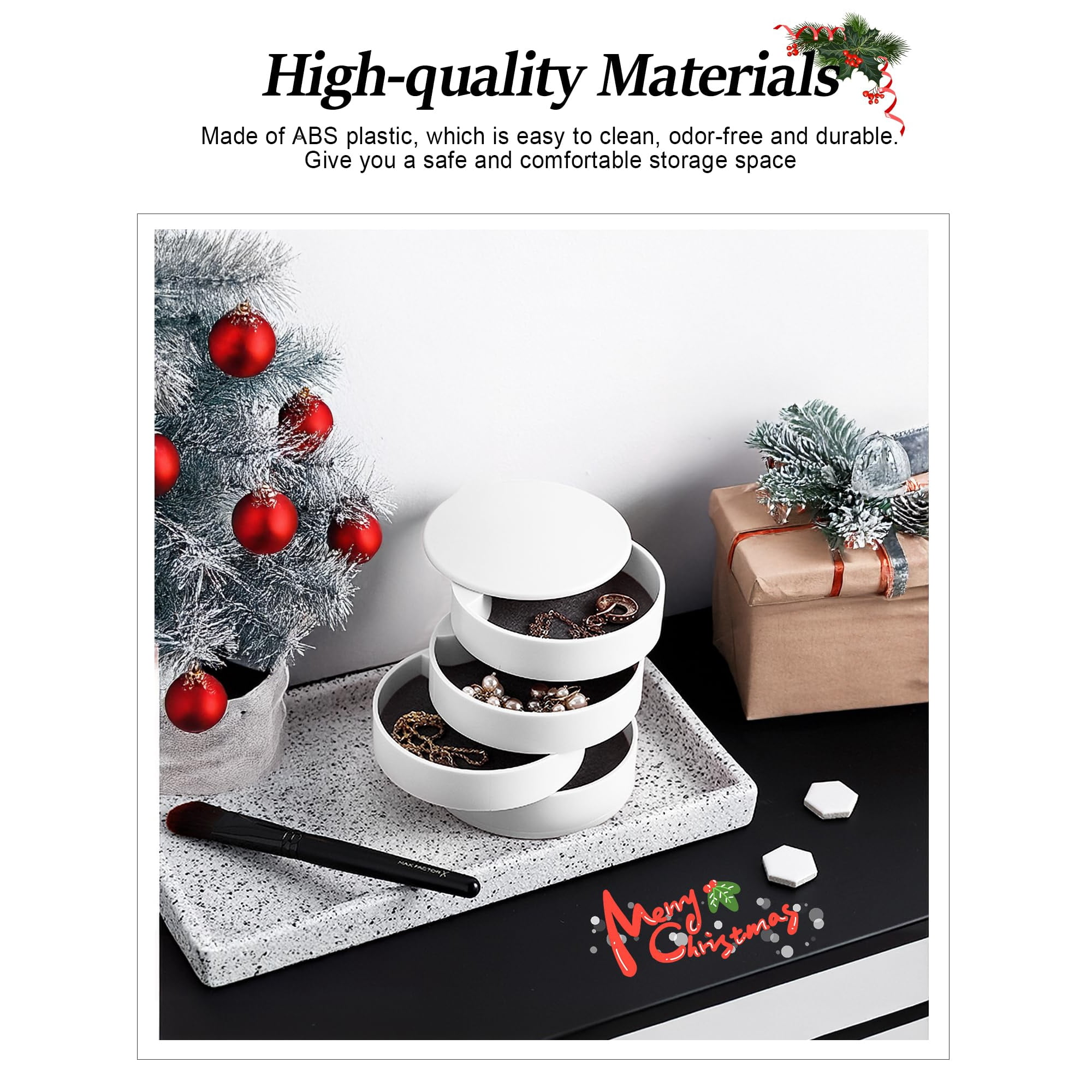 Ein weißer Schmuckkasten auf einem Tablett neben einem Weihnachtsgeschenk.
