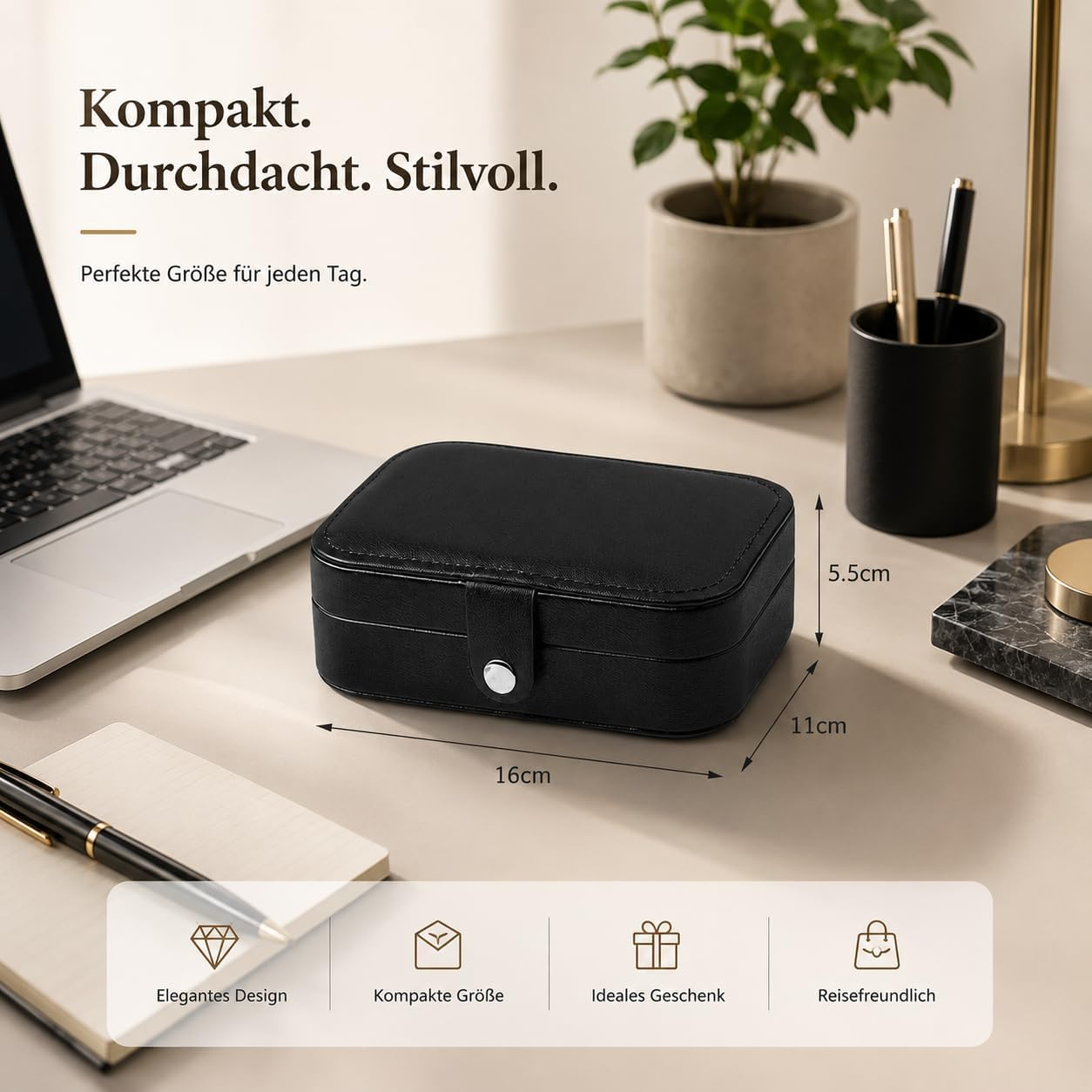 Schwarze Schmuckbox auf einem Schreibtisch mit Laptop und Stiften. Maße: 16x11x5.5cm.