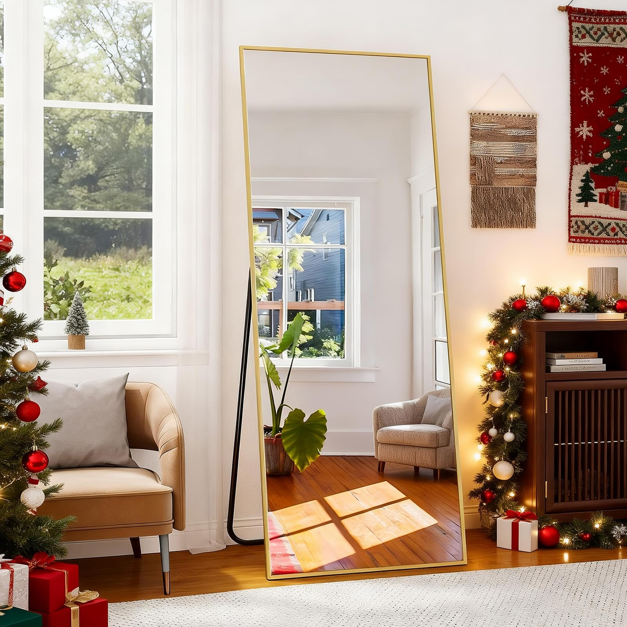 Ein hoher goldener Spiegel spiegelt einen sonnendurchfluteten Raum mit Weihnachtsschmuck.