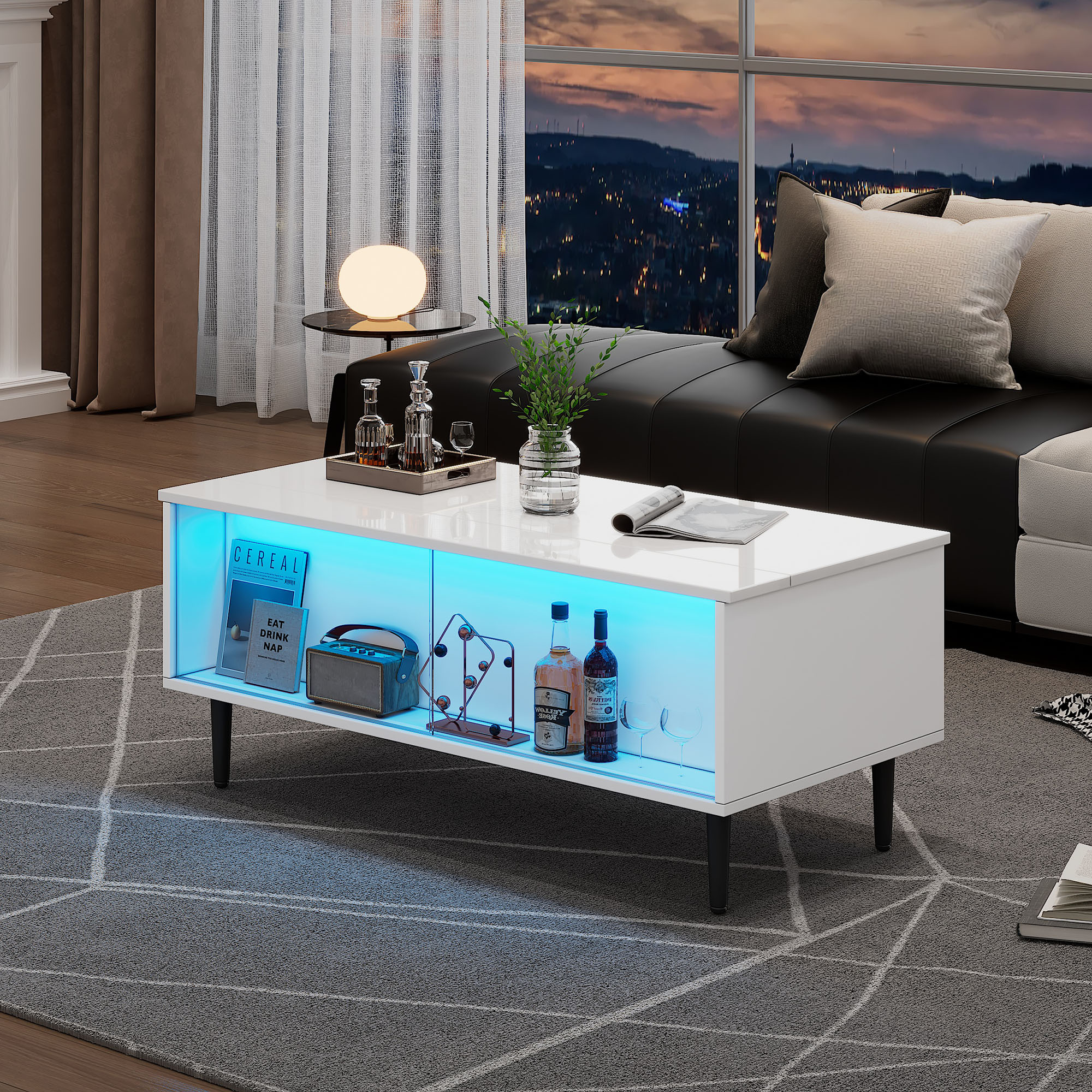 Weißer Couchtisch mit blauer LED-Beleuchtung, gefüllt mit Büchern, Radio und Flaschen.