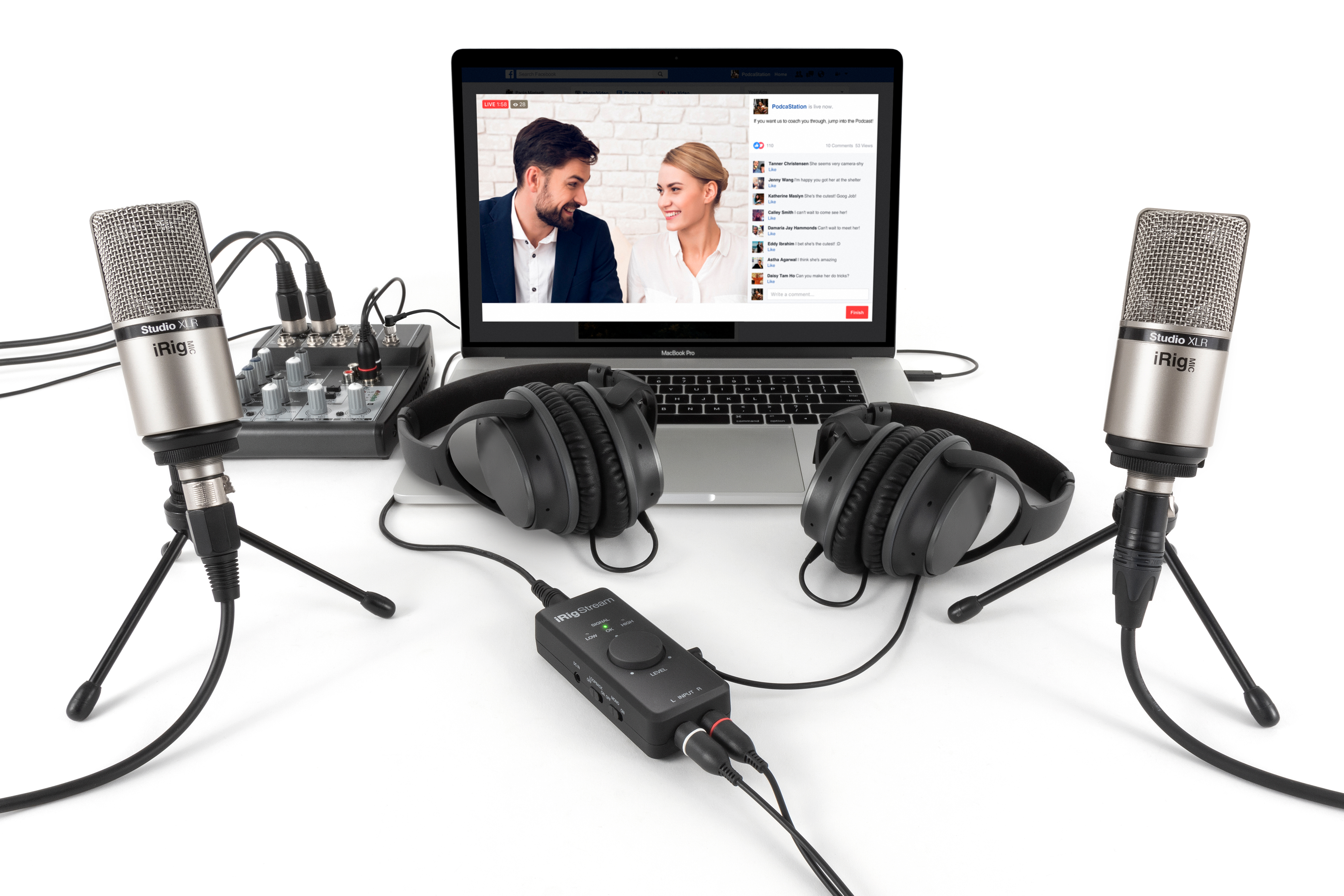 Due microfoni, un mixer, cuffie e un laptop per il podcasting.