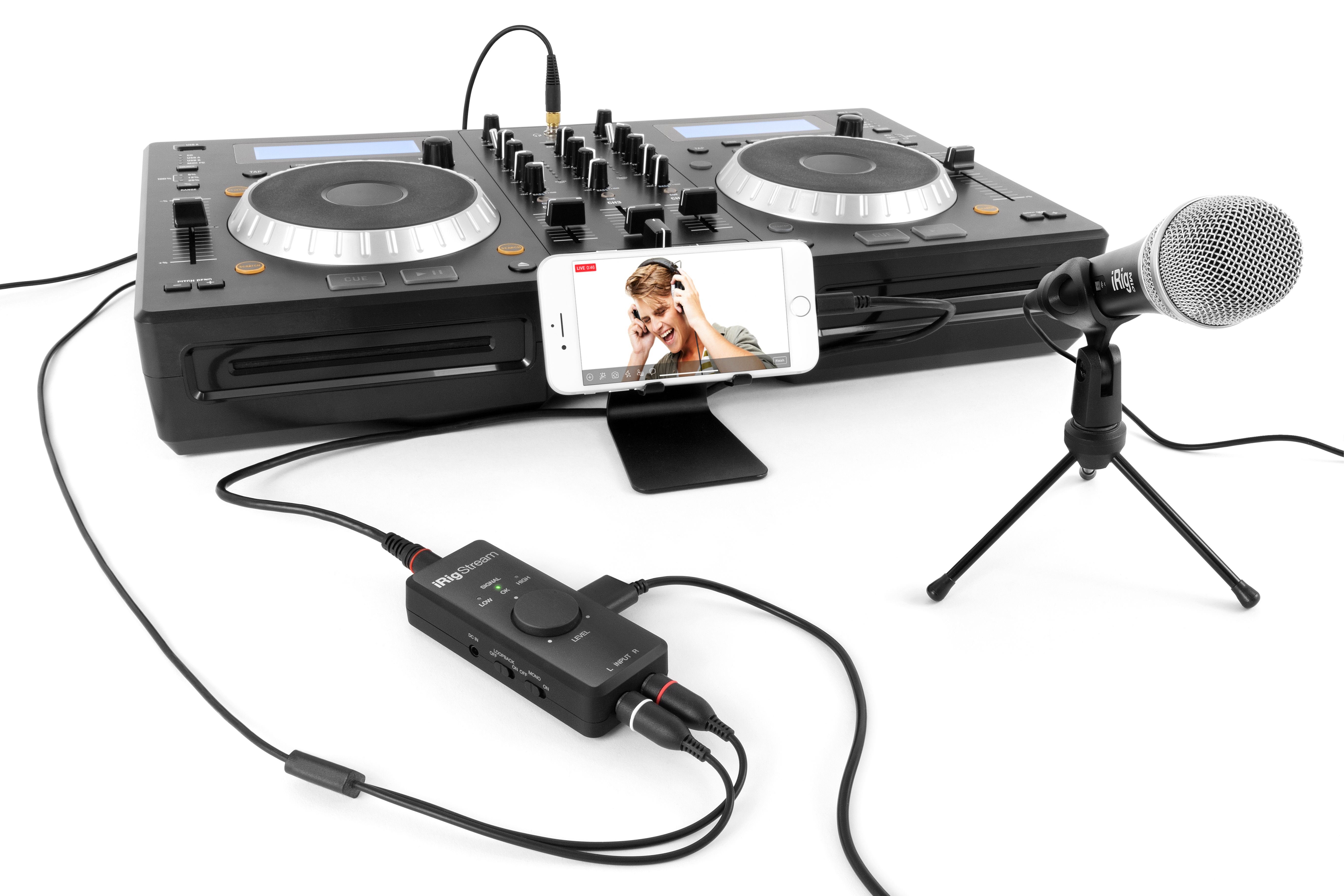 Piatto DJ, iRig Stream, telefono con video live e microfono su sfondo bianco.
