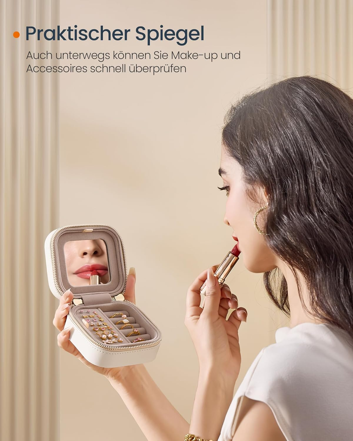 Eine Frau trägt Lippenstift auf, die Schmuckschatulle ist geöffnet.