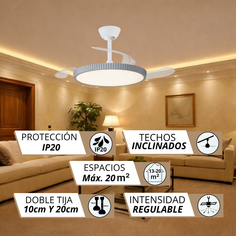 Un ventilador de techo con luz en una sala de estar con sofás y mesa de centro.