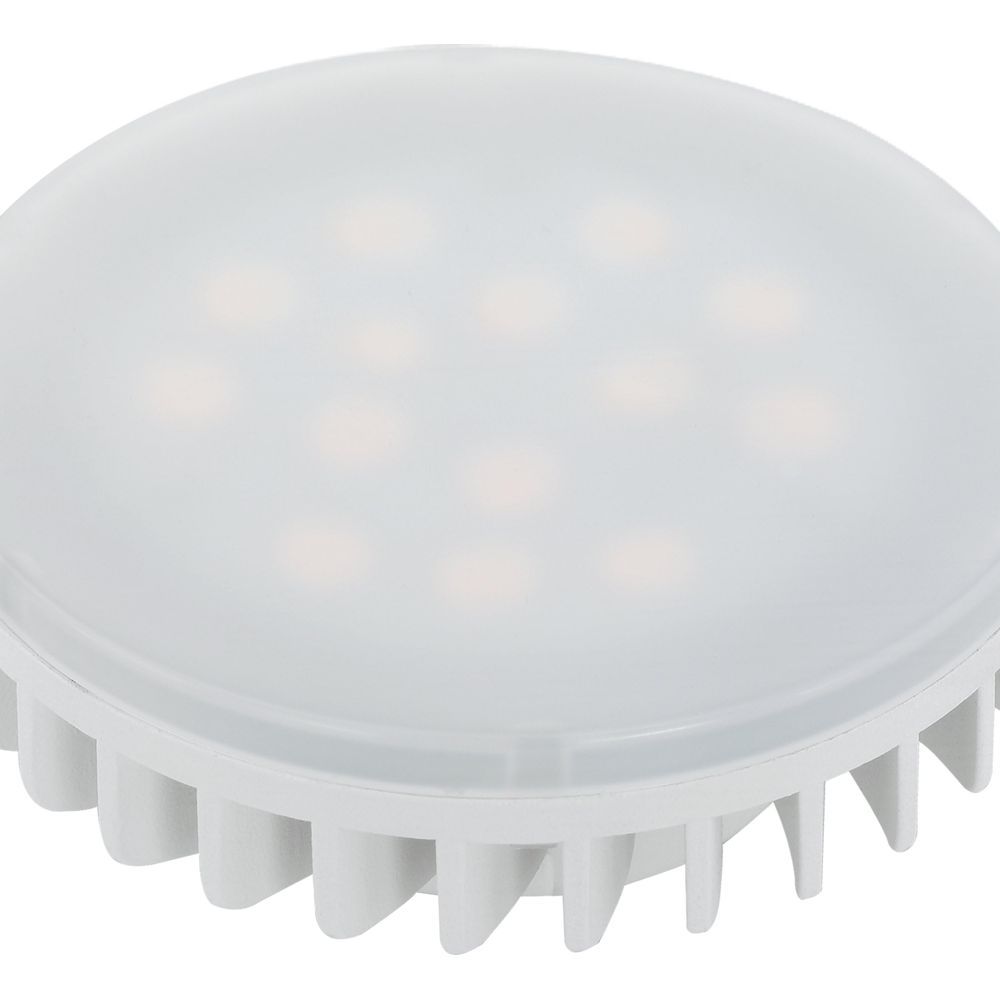 Eine weiße LED-Lampe mit Kühlrippen am Sockel.