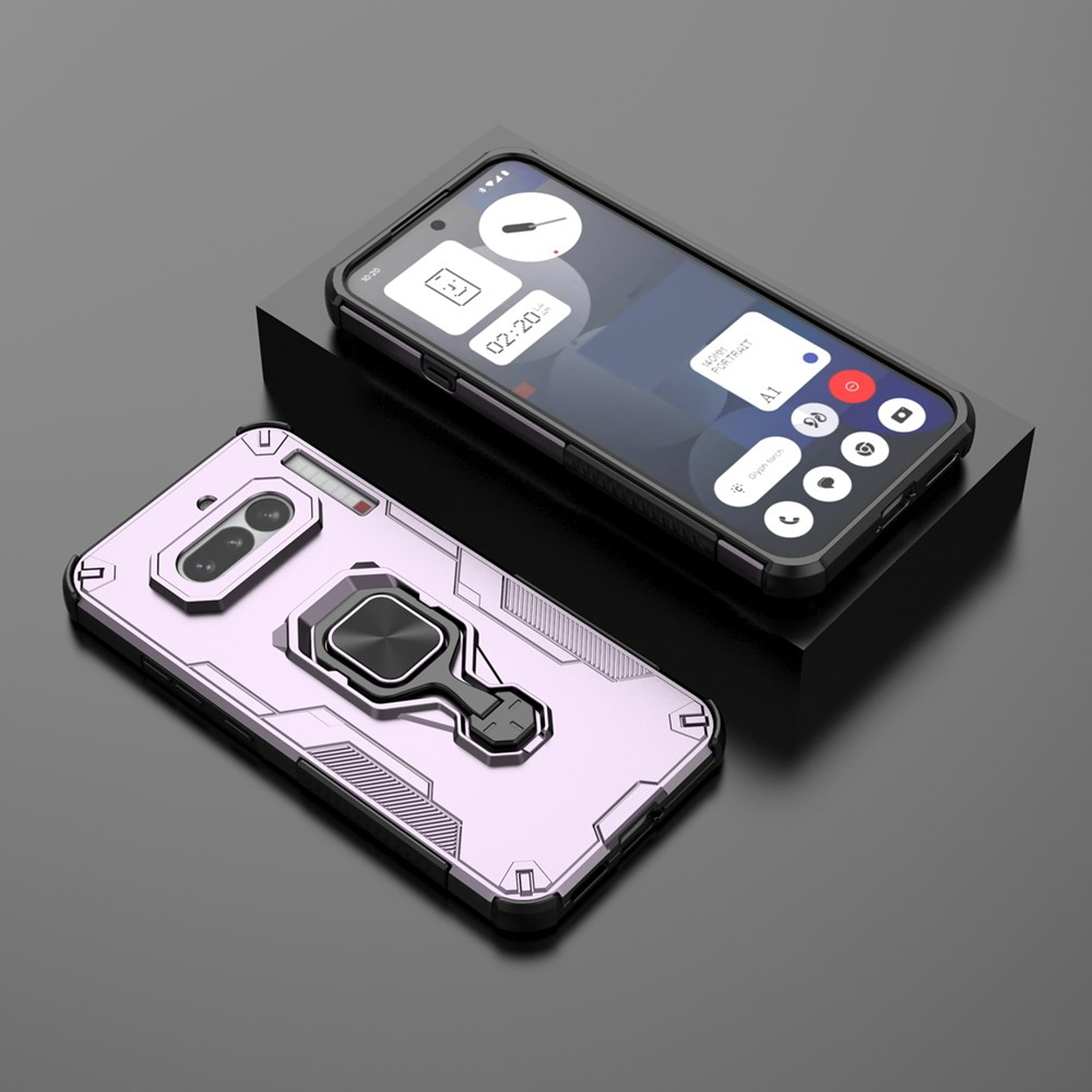 Un étui de téléphone violet clair avec un support anneau repose à côté d'un smartphone sur un support noir.