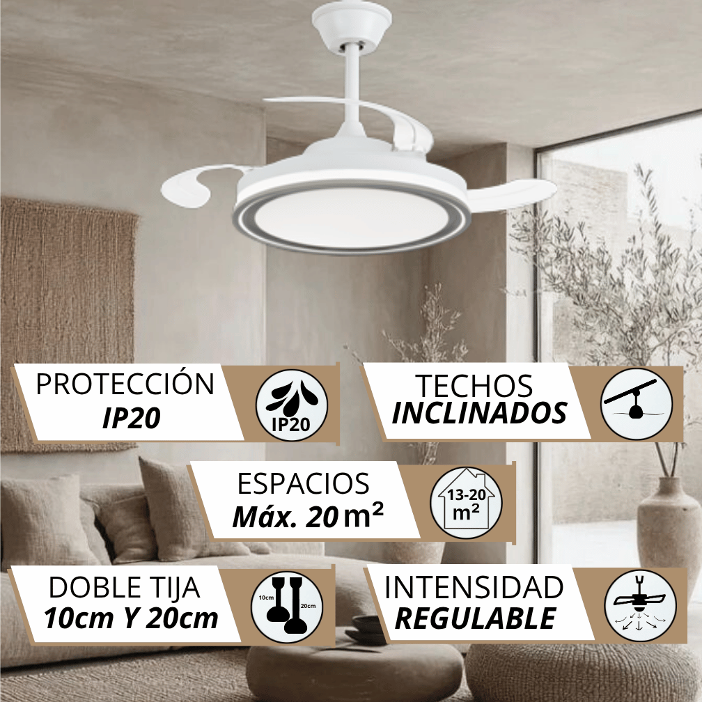 Un ventilador de techo blanco con luz sobre un sofá y mesa.