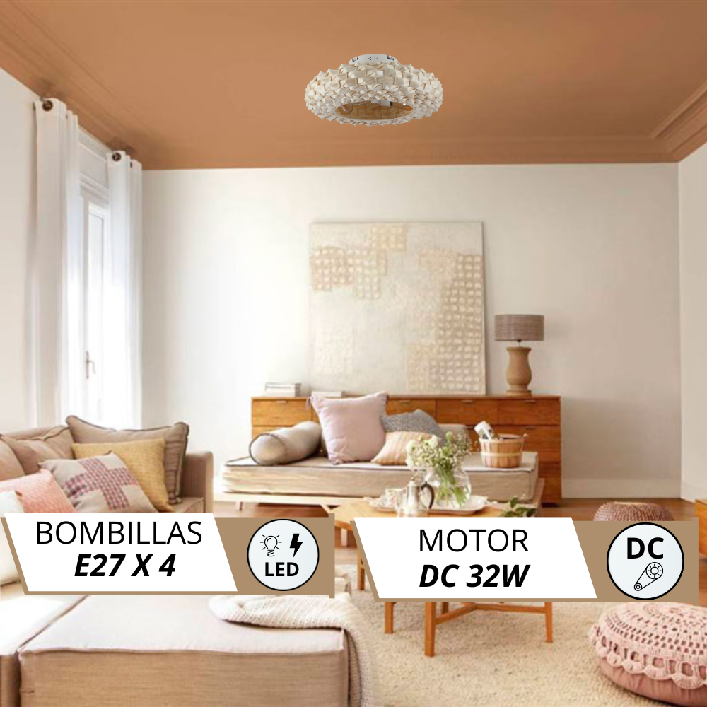 Un ventilador de techo con luz sobre una sala de estar con sofás y mesa de centro.