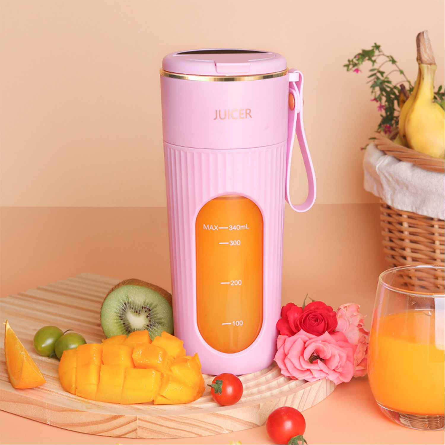 Un exprimidor rosa con frutas: mango, kiwi, naranja, tomates y rosas.