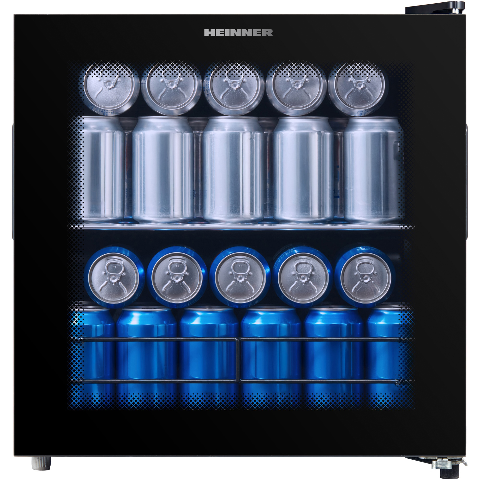 Ein schwarzer Kühlschrank mit silbernen und blauen Dosen auf mehreren Ebenen.