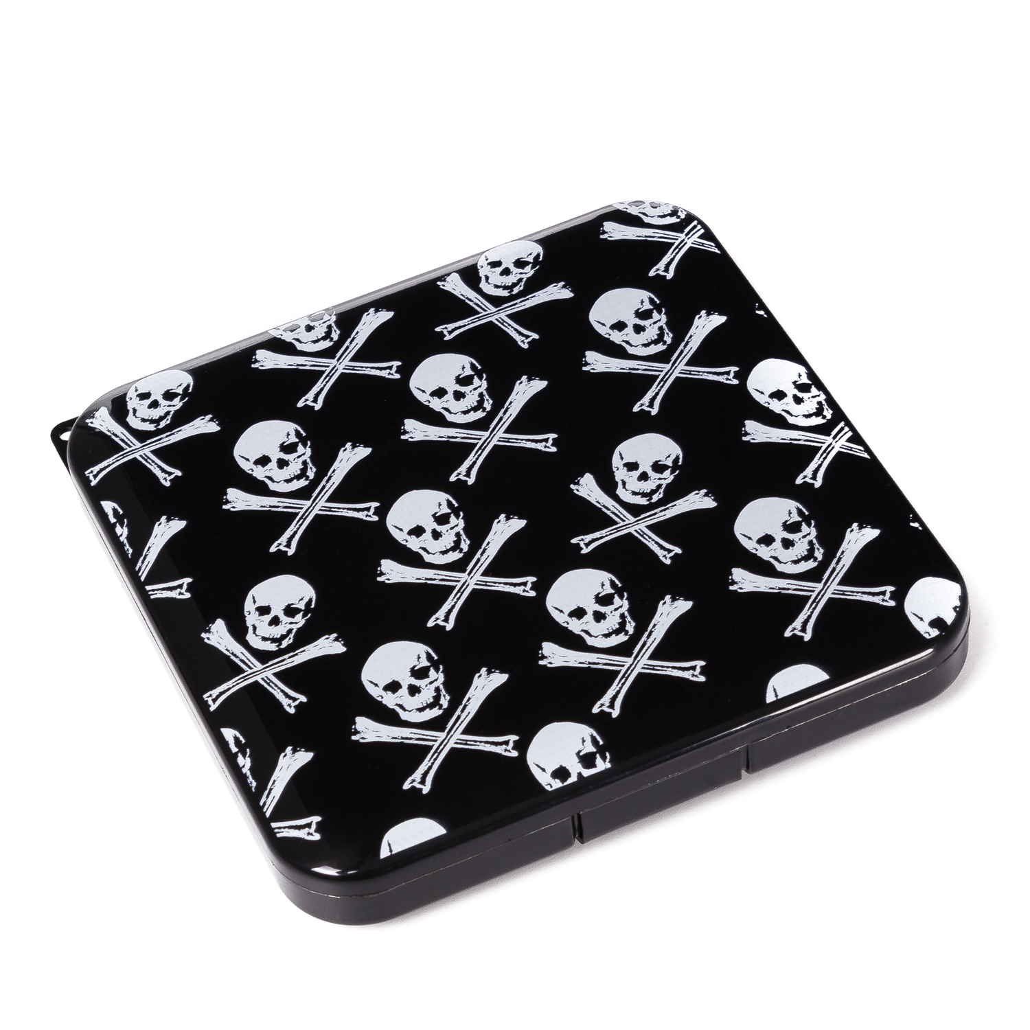 Estuche negro con un patrón de calaveras y tibias cruzadas blancas.