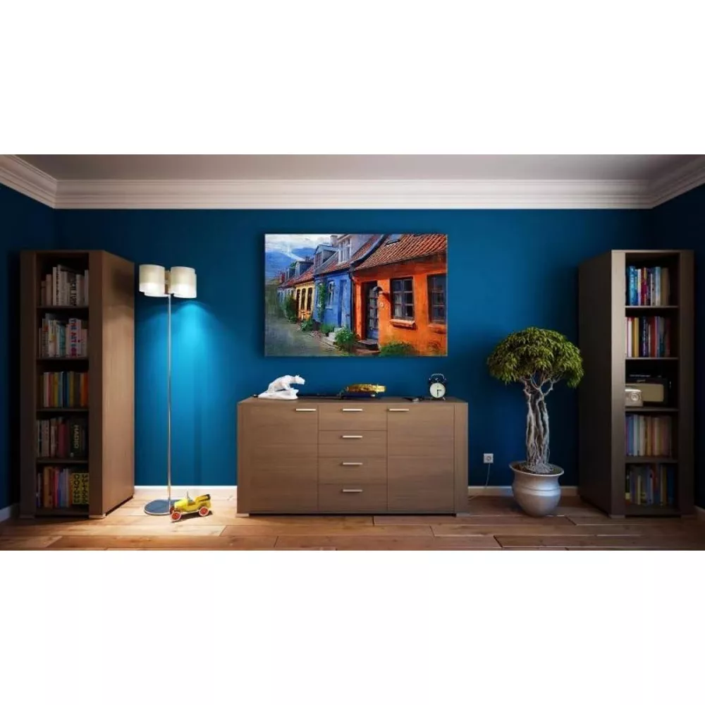 Soggiorno con pareti blu, librerie, un comò con quadro e una pianta.