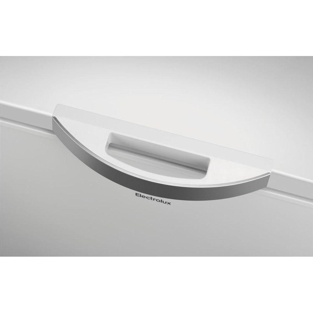 Une poignée de réfrigérateur blanche avec des accents argentés et le logo Electrolux.