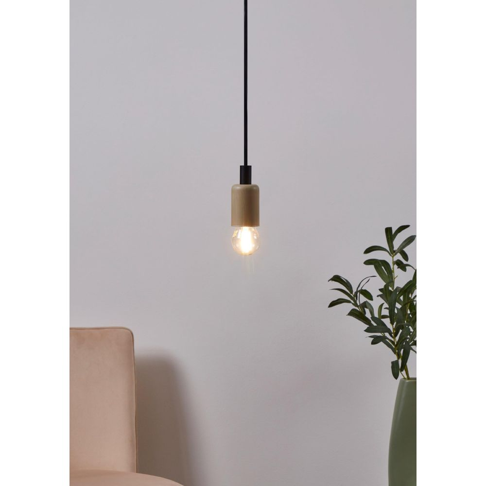 Plafonnier avec support en bois et ampoule au-dessus d'un fauteuil.