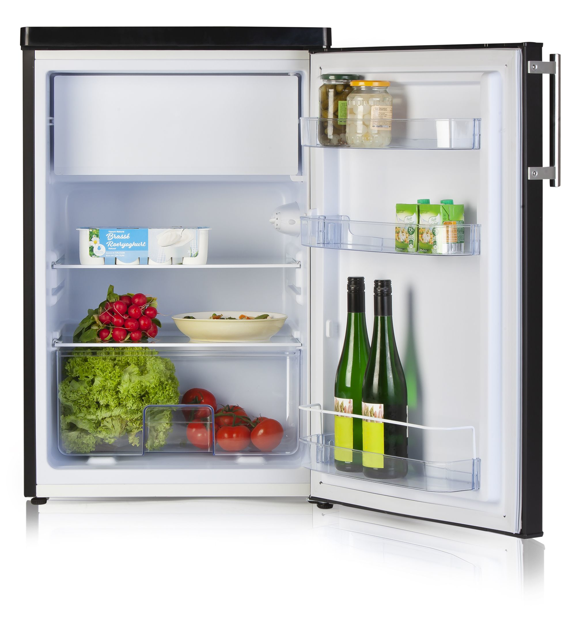 Ein offener Kühlschrank mit Joghurt, Radieschen, Salat, Tomaten, Gurken und Flaschen.