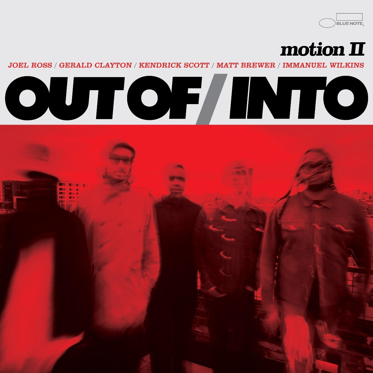 Copertina album: 'OUT OF / INTO' di motion II, con membri della band in rosso.