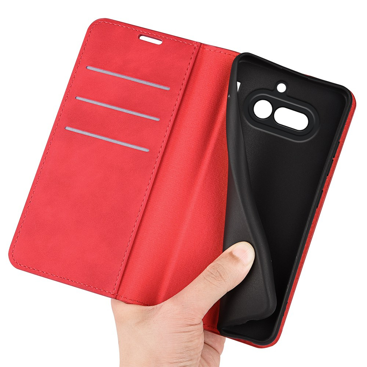 Étui rouge avec intérieur noir tenu par une main.
