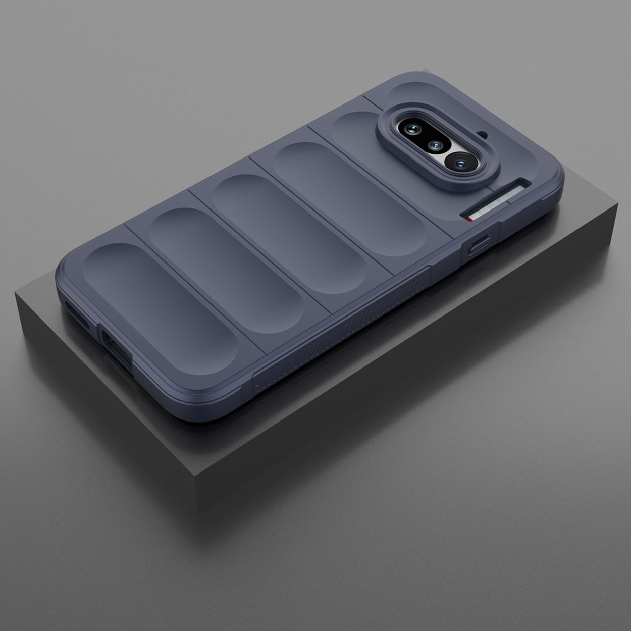Donkergrijs telefoonhoesje met uitsparing voor camera achter en geribbelde rand.