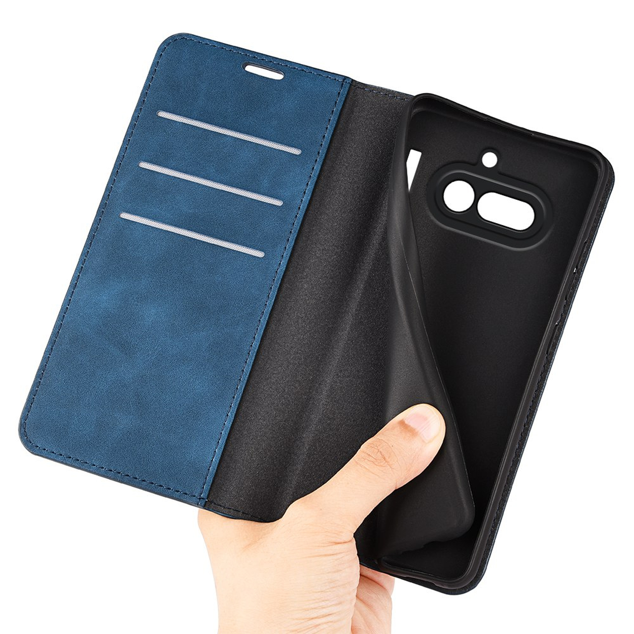 Coque de téléphone bleue avec emplacements pour cartes, tenue par une main.